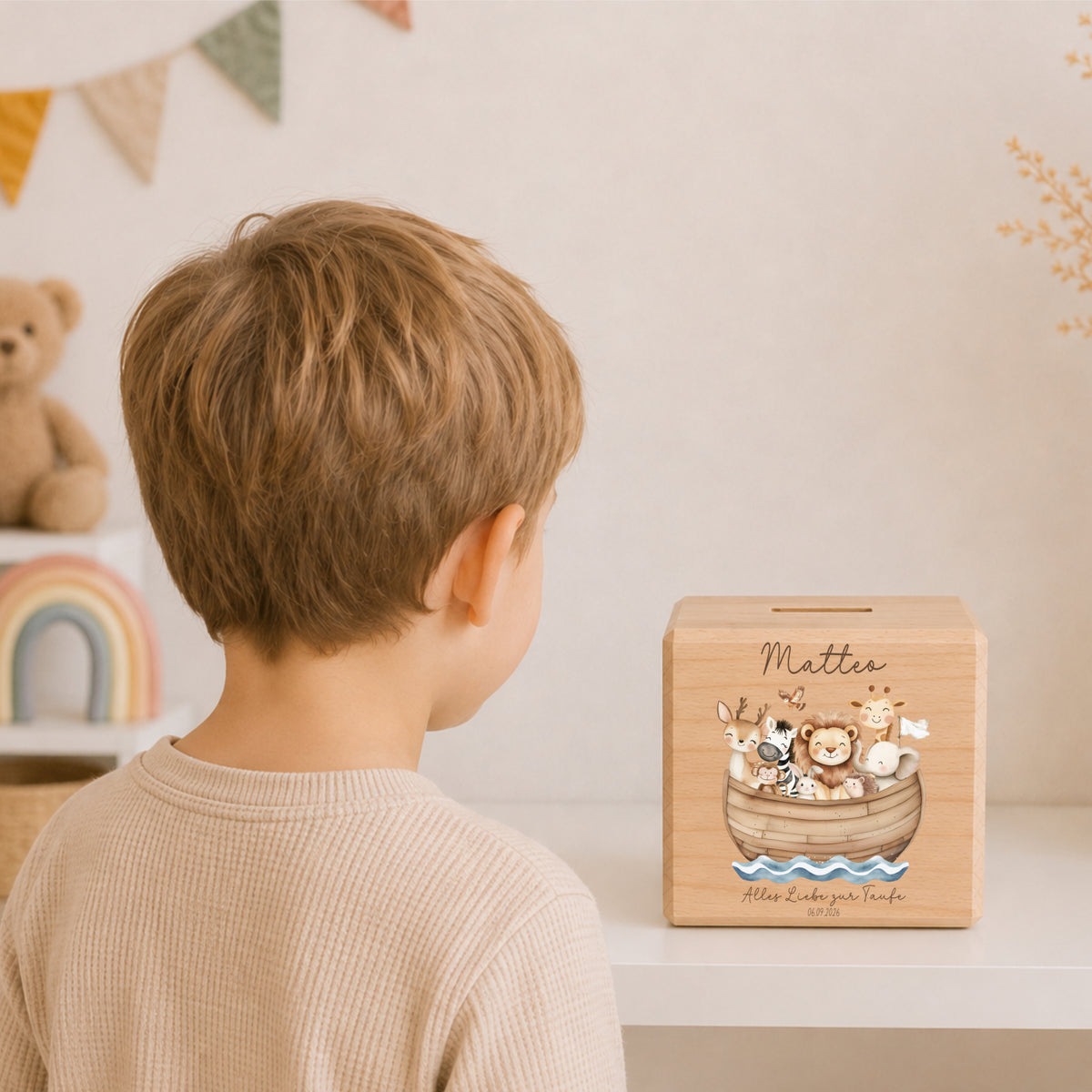 Spardose aus Holz für Taufkinder personalisiert mit Namen als Geschenk zur Taufe mit Arche Noah Bild