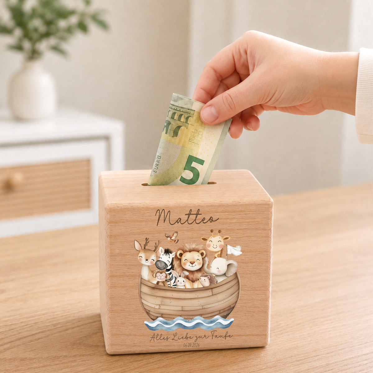 Spardose aus Holz für Taufkinder personalisiert mit Namen als Geschenk zur Taufe mit Arche Noah Bild