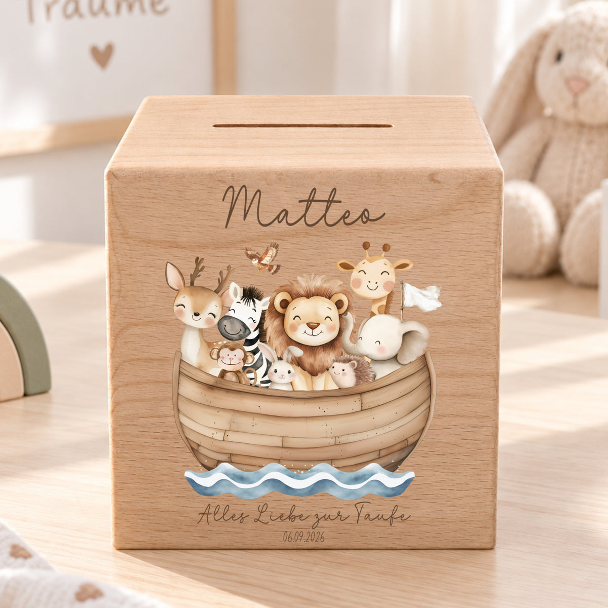Spardose aus Holz für Taufkinder personalisiert mit Namen als Geschenk zur Taufe mit Arche Noah Bild