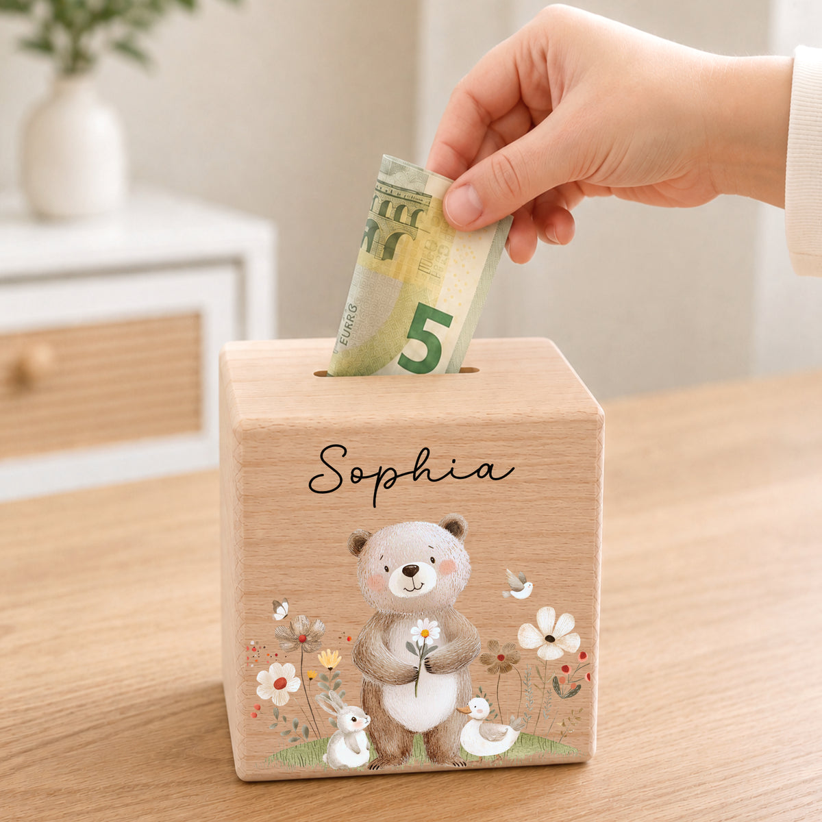 Holzspardose für Kinder mit einem Bär mit Blumen personalisiert mit Namen