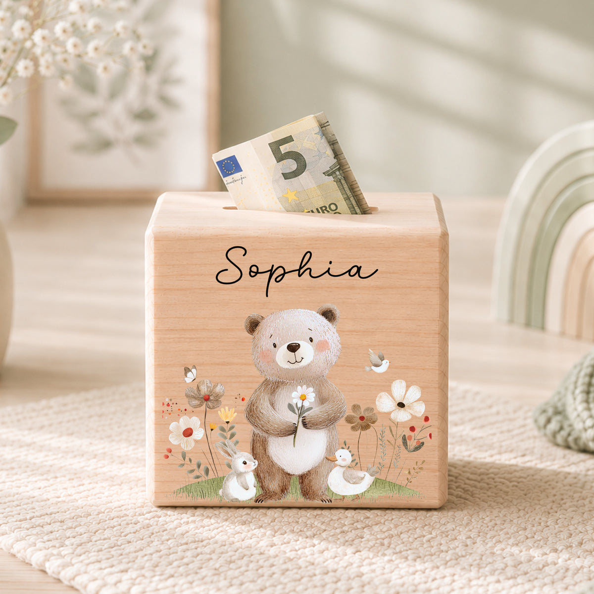 Holzspardose für Kinder mit einem Bär mit Blumen personalisiert mit Namen