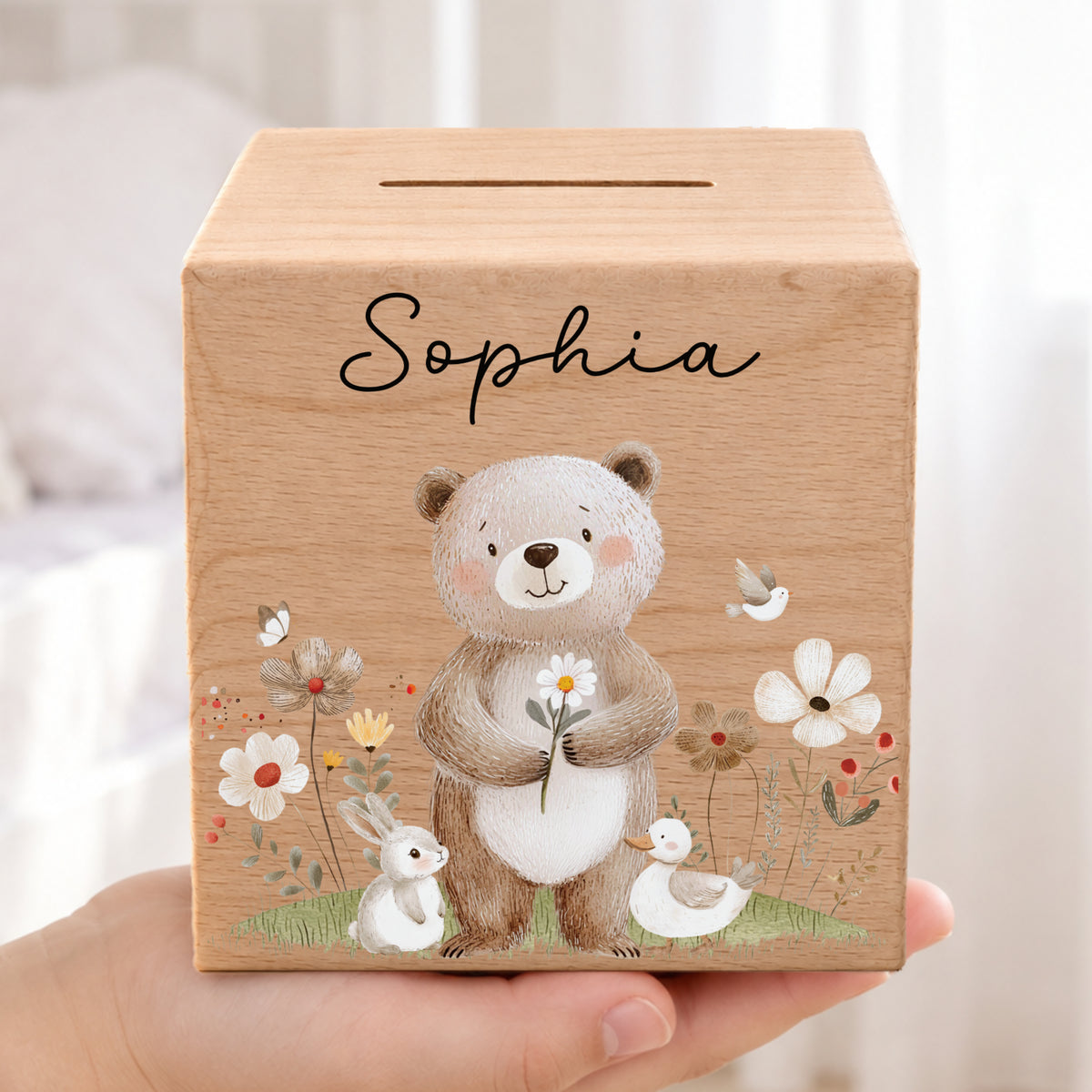 Holzspardose für Kinder mit einem Bär mit Blumen personalisiert mit Namen