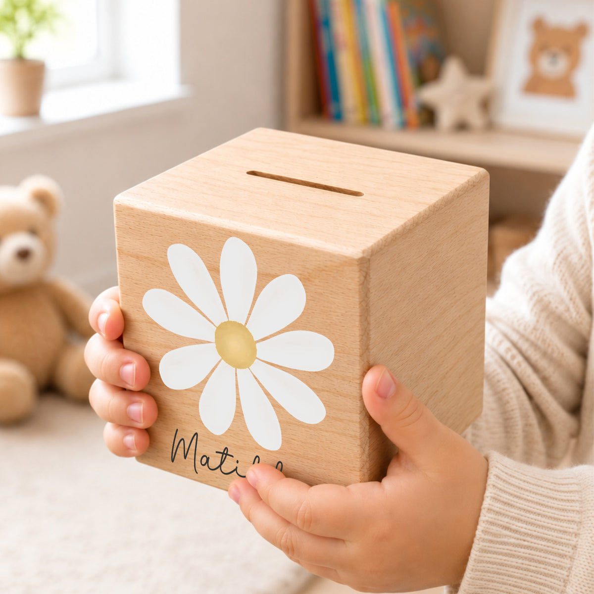 Holzspardose für Kinder mit Gänseblümchen personalisiert mit Namen