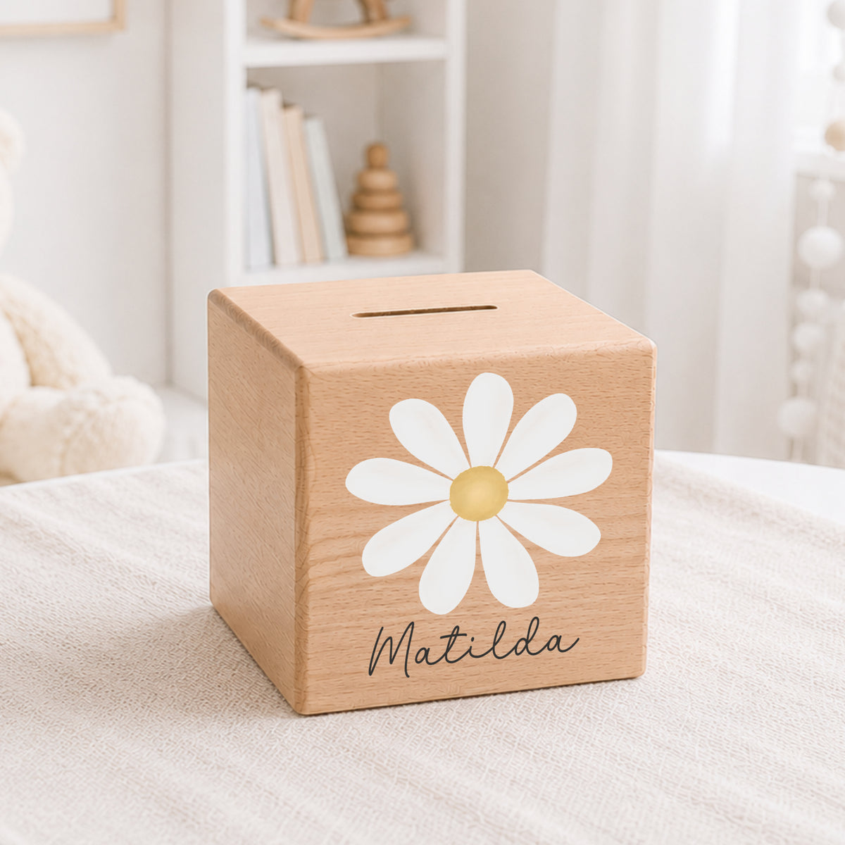 Holzspardose für Kinder mit Gänseblümchen personalisiert mit Namen