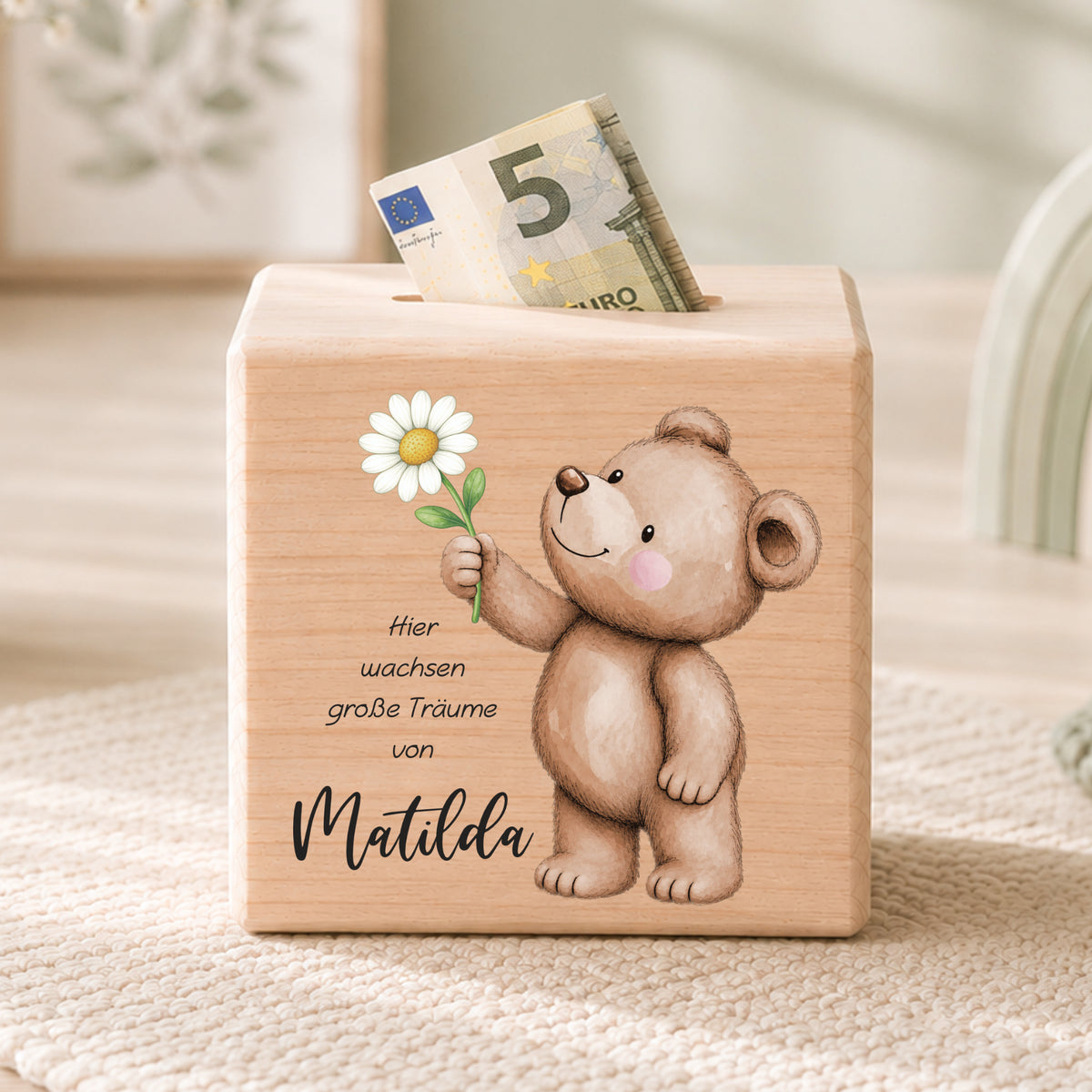 Holzspardose für Kinder mit einem Bär und Gänseblume personalisiert mit Namen