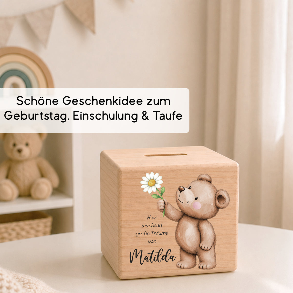 Holzspardose für Kinder mit einem Bär und Gänseblume personalisiert mit Namen