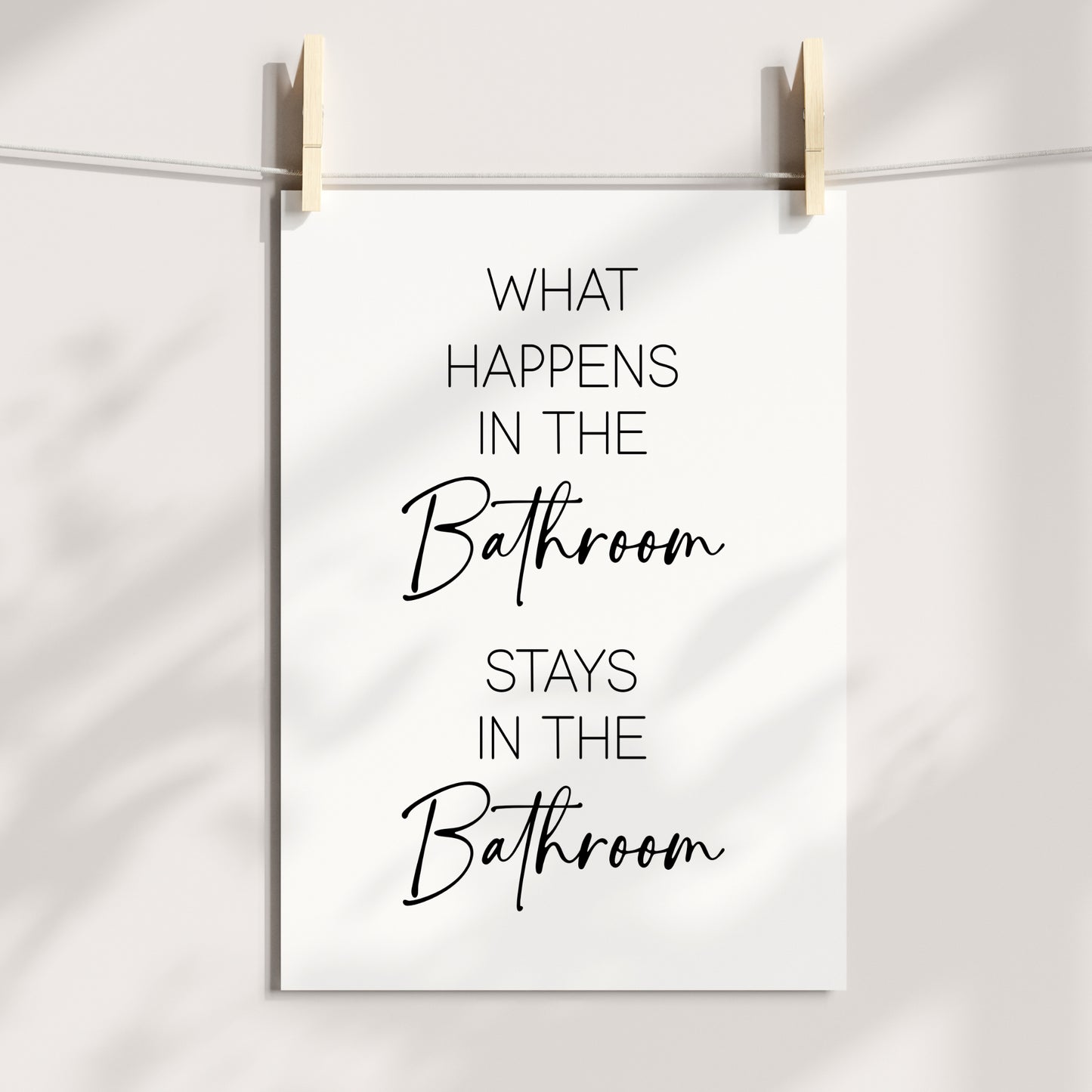 What happens in the Bathroom Poster Badezimmer Toilette Gäste WC lustig Minimalistisch Humor