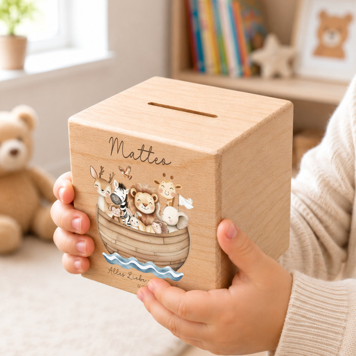 Spardose aus Holz für Taufkinder personalisiert mit Namen als Geschenk zur Taufe mit Arche Noah Bild