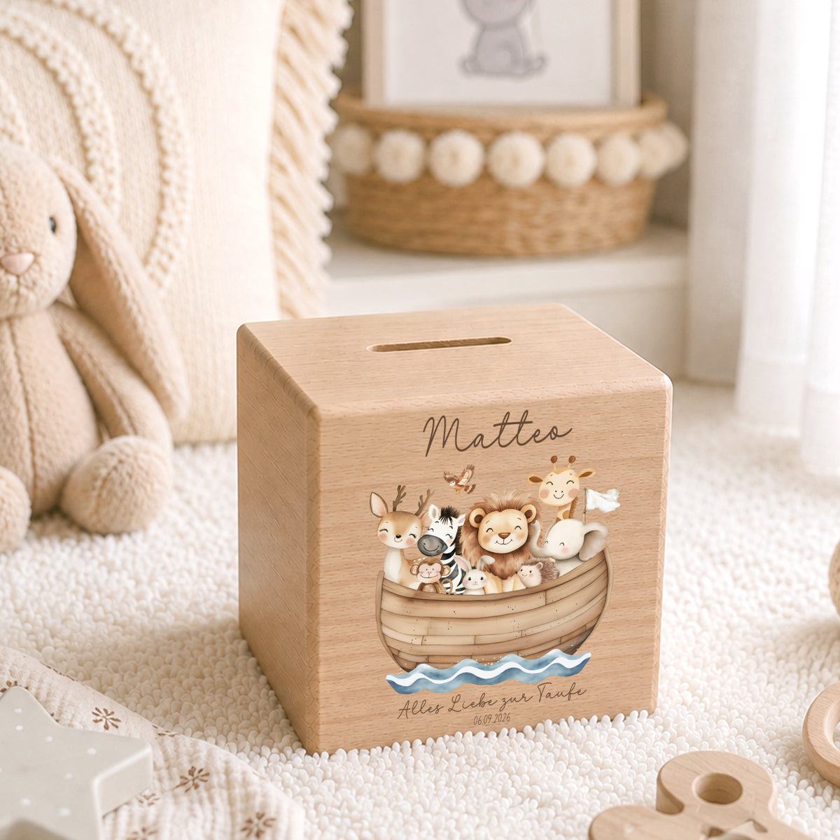 Spardose aus Holz für Taufkinder personalisiert mit Namen als Geschenk zur Taufe mit Arche Noah Bild