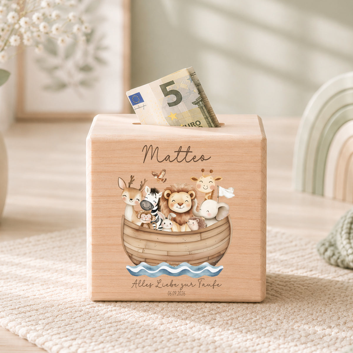 Spardose aus Holz für Taufkinder personalisiert mit Namen als Geschenk zur Taufe mit Arche Noah Bild