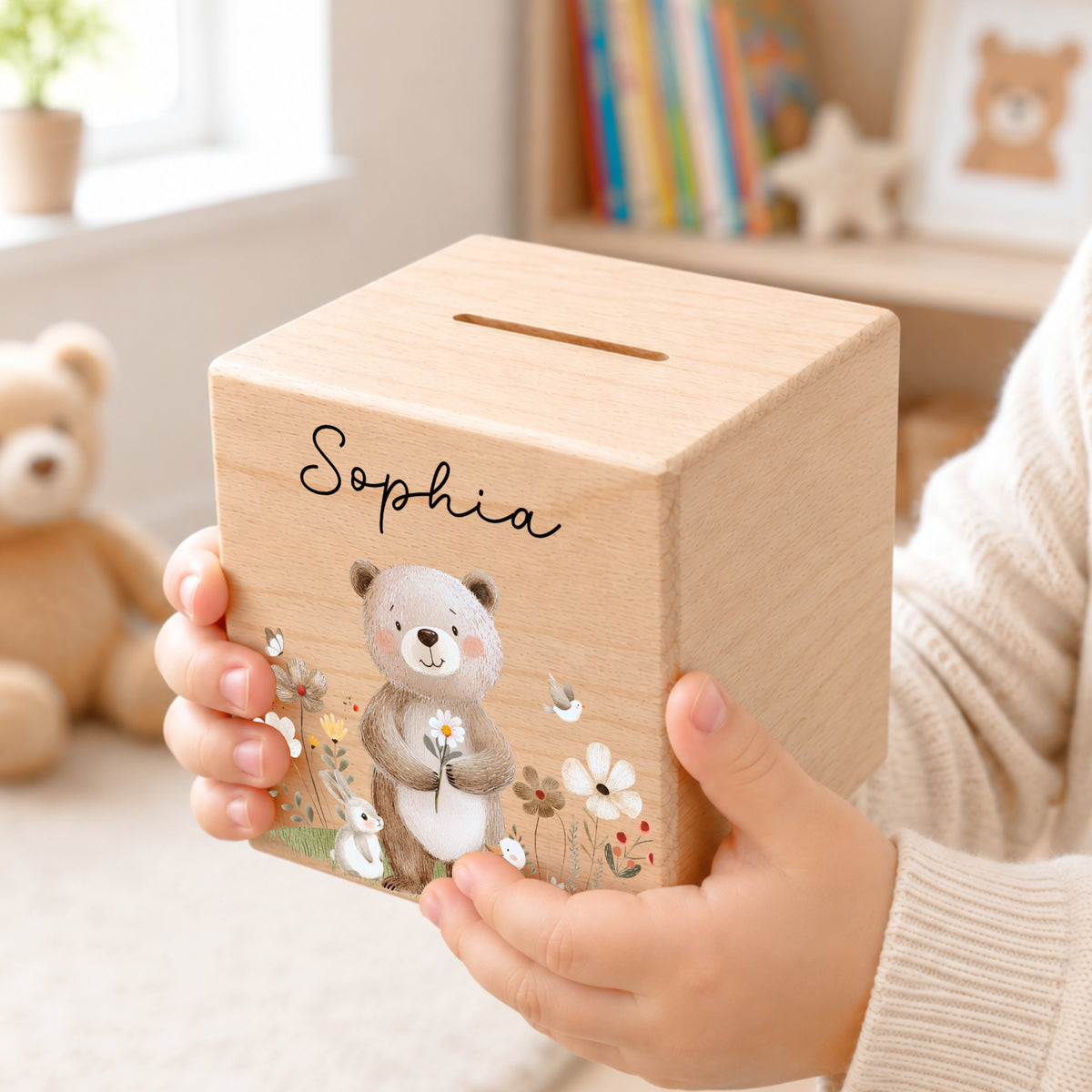 Holzspardose für Kinder mit einem Bär mit Blumen personalisiert mit Namen