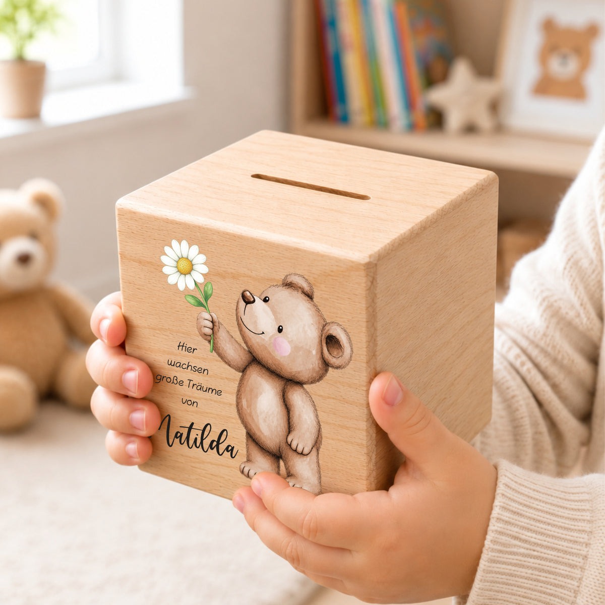 Holzspardose für Kinder mit einem Bär und Gänseblume personalisiert mit Namen