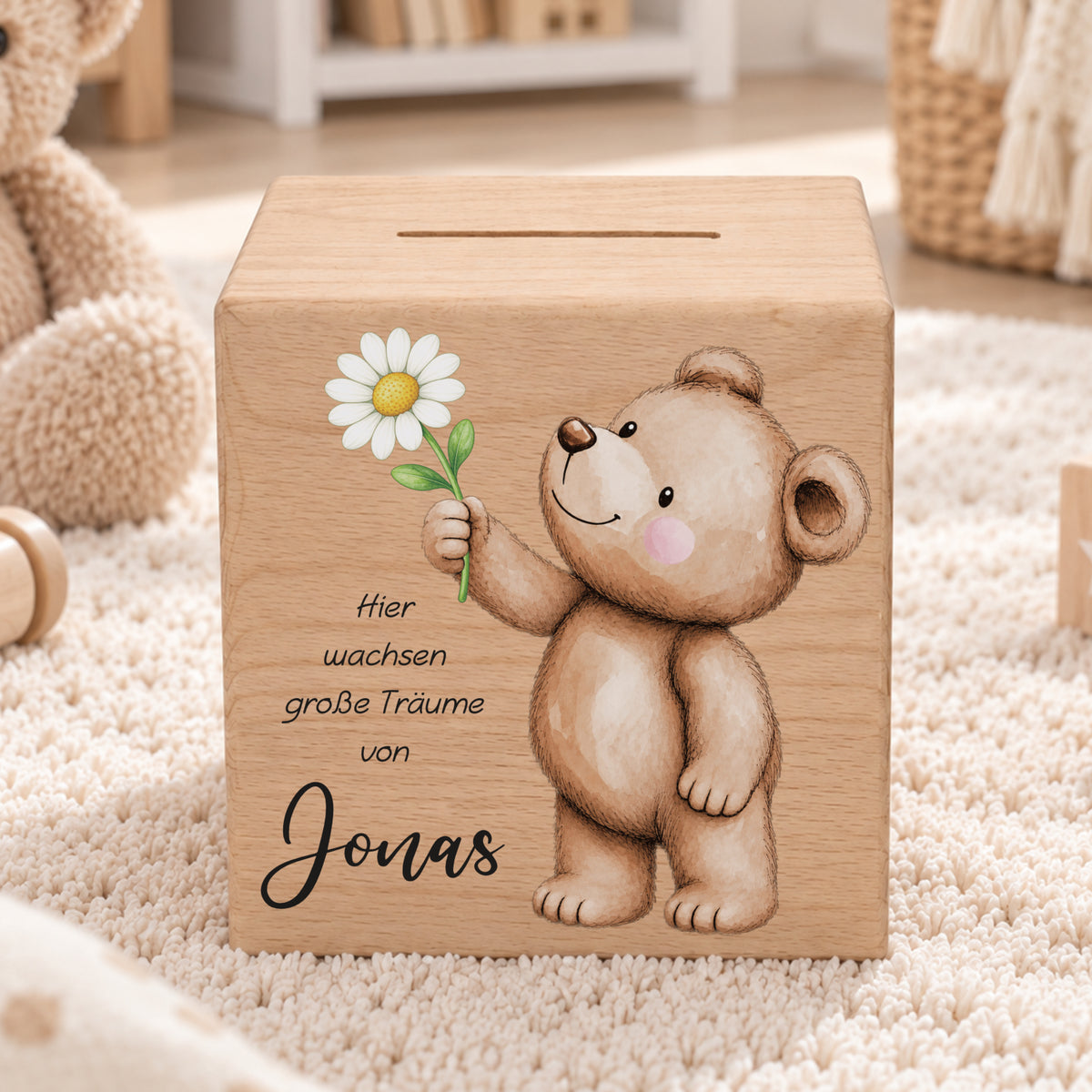 Holzspardose für Kinder mit einem Bär und Gänseblume personalisiert mit Namen