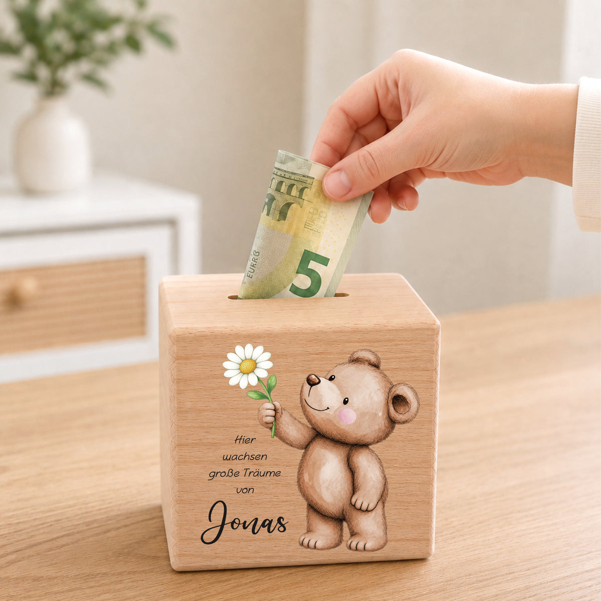Holzspardose für Kinder mit einem Bär und Gänseblume personalisiert mit Namen