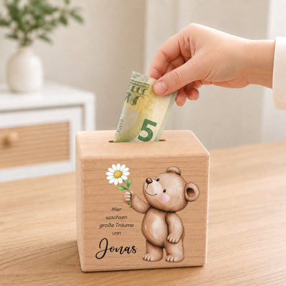 Holzspardose für Kinder mit einem Bär und Gänseblume personalisiert mit Namen