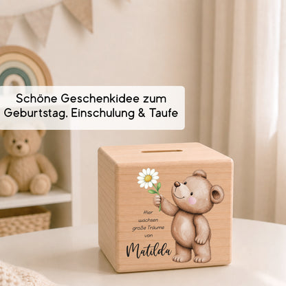 Holzspardose für Kinder mit einem Bär und Gänseblume personalisiert mit Namen